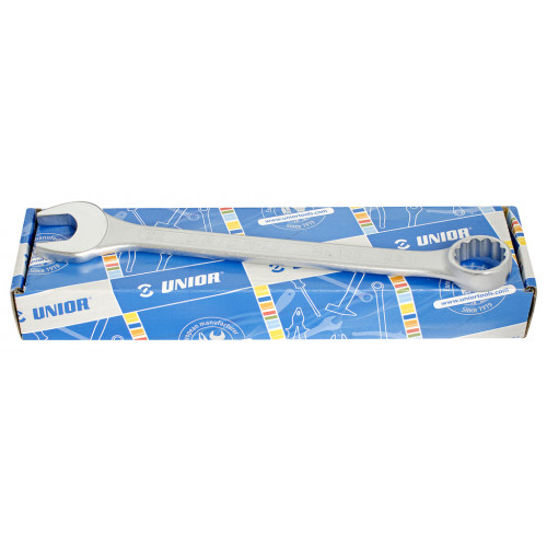 Sada kombinovaných, krátkych kľúčov kartóne